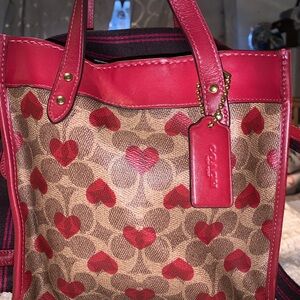 Coach Red and Tan Heart tote
Perfect for Valentines Day♥️♥️♥️♥️♥️♥️♥️